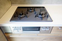 複数の調理を一度に行うことができる3口コンロ。効率よくお料理が出来ます。毎日のお料理も楽しくなりますね＾＾
