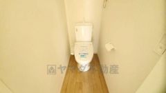 温水洗浄機付トイレです。節水機能もあるので、安心して使えますね。もちろん、1階2階の2ヶ所にトイレがあるので、忙しい朝にもゆとりができますね。