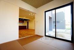 同仕様写真。居心地も良い和室は、ワークスペースとしても有効。お仕事を頑張ってちょっと疲れたら、畳に寝転がることもできますね。