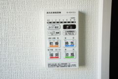 浴室暖房乾燥機には、暖房、乾燥、涼風、換気の4つの機能が付いています。タイマー付きです。換気・雨の日の洗濯も安心です＾＾