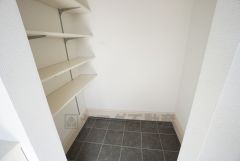 同仕様写真。壁一面に設けた大容量のシューズクローゼットは実用性と機能性を兼ね備えています。急な来客でも、いつも整頓された玄関でお出迎えができます。