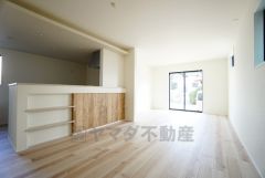 大きな窓のあるリビングは、陽光あふれる明るい空間です。居心地良く、ご家族皆がゆったり寛げる憩いの空間となりそうです。