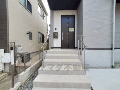 家の顔となる玄関扉がかっこいいと、たくさんの人を招き入れたくなりますね＾＾奥まって設置されており、雨にも濡れにくくなっています。