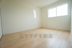 木目調のシンプルデザインで落ち着きと安らぎの空間に仕上げています。各部屋に収納が完備されているので、お荷物が増えても安心の設計です。