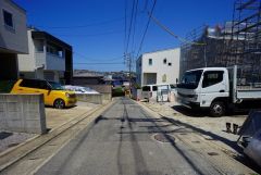 現地（2025年4月29日）撮影。 車の通り抜けができないので、小さな子供も安心して遊ばせることができます。