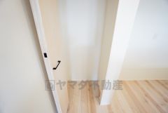 まとめ買いしてもこの収納量なら心配要らずのパントリー。調理家電や食品のストックをすっきりまとめられ、キッチン周りを広々使えます。