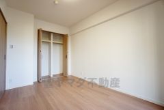 リビング隣の洋室です。クローゼット完備でバルコニーにも面しているので朝はしっかり明るい部屋となります。