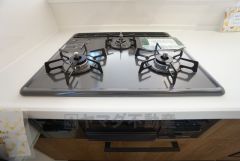 同仕様写真。複数の調理を一度に行うことができる3口コンロ。効率よくお料理が出来ます。毎日のお料理も楽しくなりますね＾＾