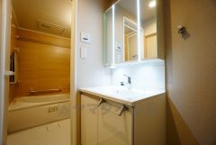 三面鏡つき洗面台。鏡裏にたっぷりとした収納スペースがあります。鏡を閉めてしまえば小物は見えないため、スッキリとした印象の洗面台にできます。