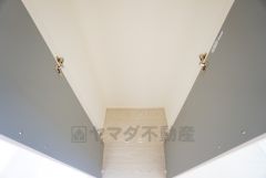 2階の廊下にも収納を確保。各居室に入りきれなかった荷物や、2階で使用する日用品のストック置き場に便利です。