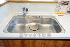 広々とした凸型シンクに洗剤ポケットを標準装備。大きなお鍋など洗いやすいです。