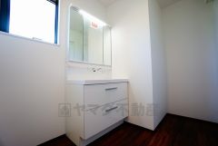 三面鏡つき洗面台。鏡裏にたっぷりとした収納スペースがあります。鏡を閉めてしまえば小物は見えないため、スッキリとした印象の洗面台にできます。