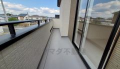 陽当たりの良いバルコニーです。お洗濯やお布団干しはもちろん、日光浴スペースにも。足元は防水工事施工済です。