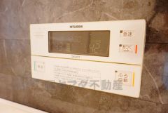 湯量・湯温の設定、そして保温までワンタッチのフルオートバス。便利な追い炊き機能付きです。