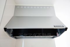 お手入れが簡単なスリム型レンジフードです。調理により発生する油煙や臭いを吸い込み、屋外へ排気してくれます。