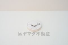 火災発生をいち早く知らせてくれる火災報知器は標準装備です。