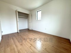 暖かい日差しが差し込む洋室。たっぷり収納できるクローゼット付きでお部屋の中をすっきりと快適に保てます。