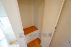 同仕様写真。2階の廊下にも収納を確保。各居室に入りきれなかった荷物や、2階で使用する日用品のストック置き場に便利です。