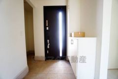 たっぷり収納できるシューズボックスです。家族全員の靴がきれいに整頓できます。棚の上にお花や写真を飾っても良いですね。