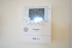 防犯性、セキュリティ対策に安心できるテレビモニター付きインターフォンです。セールスマン対策にもなり安心できます。