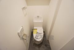 温水洗浄機付トイレです。節水機能もあるので、安心して使えますね。もちろん、1階2階の2ヶ所にトイレがあるので、忙しい朝にもゆとりができますね。