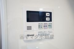 キッチン横からボタンひとつで操作が楽々。