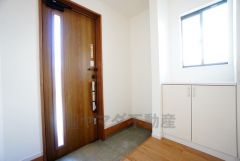 たっぷり収納できるシューズボックスです。家族全員の靴がきれいに整頓できます。棚の上にお花や写真を飾っても良いですね。