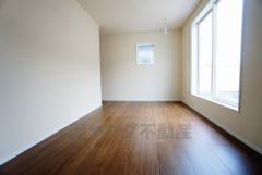 寛ぎの時間を紡ぎだす主寝室は、大型ベッドを置いても余裕の広さを確保しています。