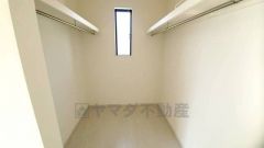 季節物の衣類もスッキリ収納できるウォークインクローゼット。クローゼット内で洋服のコーディネートから着替えまで中で出来るので、部屋が散らかりにくいです。