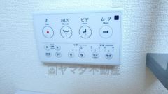 壁リモコンタイプのウォシュレット付き。すっきりした見た目で、トイレ奥の掃除もしやすいです。