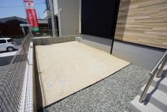 お子様と公園に行けない日も、のびのびお庭で遊べるのがうれしいですね。ガーデニングやお子様のプールなど大活躍です＾＾