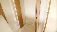 2階の廊下にも収納を確保。各居室に入りきれなかった荷物や、2階で使用する日用品のストック置き場に便利です。