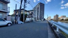 前面道路は広く、車同士がすれ違うスペースが十分にあります。落ち着いた住宅地内で快適な生活を実現してみませんか＾＾