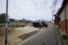 現地（2026年10月20日）撮影。生活がワンフロアで完結する平屋建て＾＾全居室収納スペースあり＾＾9帖の洋室には大容量のウォークインクローゼット完備＾＾