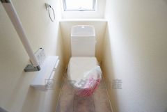 温水洗浄機付トイレです。節水機能もあるので、安心して使えますね。もちろん、1階2階の2ヶ所にトイレがあるので、忙しい朝にもゆとりができますね。