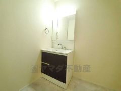 三面鏡つき洗面台。鏡裏にたっぷりとした収納スペースがあります。鏡を閉めてしまえば小物は見えないため、スッキリとした印象の洗面台にできます。