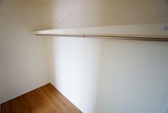 洋室にはハンガーパイプ付きのウォークインクローゼットが設けられています。たっぷり収納できるので衣替えの心配もいりませんね＾＾