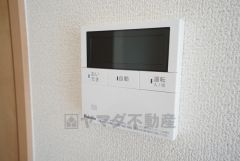 同仕様写真。キッチン横からお湯張り、追い炊き、足し湯がボタン一つで楽々操作できる給湯機リモコンです。忙しい夕飯準備の時間帯に重宝しますね。