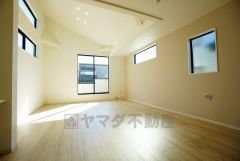 大きな窓のあるリビングは、陽光あふれる明るい空間です。居心地良く、ご家族皆がゆったり寛げる憩いの空間となりそうです。