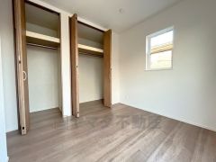 5帖の洋室。南側にバルコニーがあり、日当たり良好です。温かい光の差し込むゆとりのある居室をぜひ現地にてご確認くださいませ。