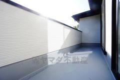 広々としたバルコニー。 天気のいい日にはお布団もまとめて干せそうですね＾＾ 陽当たり、風通し良好です＾＾