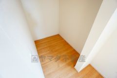 収納力豊富なウォークインクローゼット。洋服や小物などを1箇所にまとめて美しい収納を実現します。スーツケースのような大型の荷物も置けます＾＾