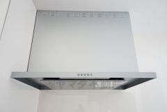 お手入れが簡単なスリム型レンジフードです。調理により発生する油煙や臭いを吸い込み、屋外へ排気してくれます。