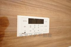 湯量・湯温の設定、そして保温までワンタッチのフルオートバス。便利な追い炊き機能付きです。