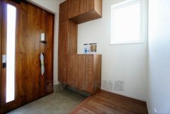 同仕様写真。たっぷり収納できるシューズボックスです。家族全員の靴がきれいに整頓できます。棚の上にお花や写真を飾っても良いですね。