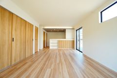窓から光が差し込む明るいリビングダイニングです＾＾