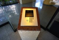 オートロックは、外部の人が自由に建物内に出入りできないため、不審者の侵入防止効果があります。