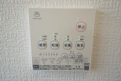 浴室暖房乾燥機付き。天候に左右されず、いつでも好きなときに洗濯物を干せるので、仕事や家事で忙しい方に重宝します。