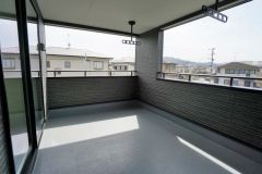 同仕様写真。幅広のインナーバルコニーは多少の雨でも洗濯物を守ってくれ、家事を助けてくれること間違いなし。眩しすぎる日差しも和らげます。
