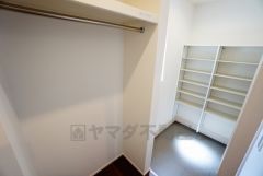 同仕様写真。玄関から直接出入りできるクローク。帰宅後アウターをすぐに収納出来るため、部屋が散らかりにくく片付けらくらく＾＾